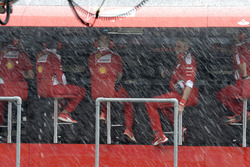 Ferrari-Kommandostand im Regen