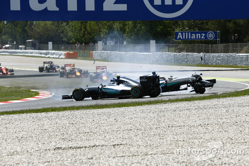 Льюіс Хемілтон, Mercedes AMG F1 W07 Hybrid і Ніко Росберг, Mercedes AMG F1 W07 Hybrid зіткнулися на першому колі гонки