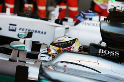 Володар поулу Льюіс Хемілтон, Mercedes AMG F1 W07 Hybrid у закритому парку