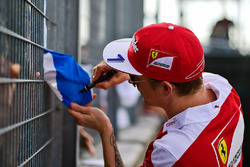 Гонщик Ferrari Кими Райкконен раздает автографы