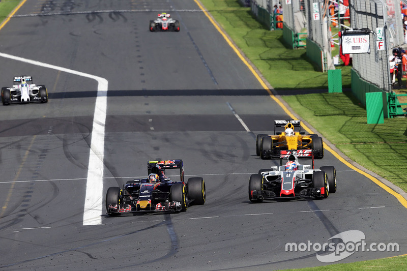 Carlos Sainz Jr., Scuderia Toro Rosso STR11 and Romain Grosjean, Haas F1 Team VF-16 battle for position