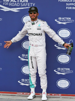 Polesitter Lewis Hamilton, Mercedes AMG F1 Team, viert zijn pole position in parc ferme
