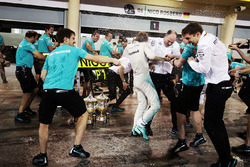 Winnaar Nico Rosberg, Mercedes AMG F1 Team viert met het team