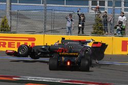 Romain Grosjean, Haas F1 Team VF-17 en Jolyon Palmer, Renault Sport F1 Team RS17 crash