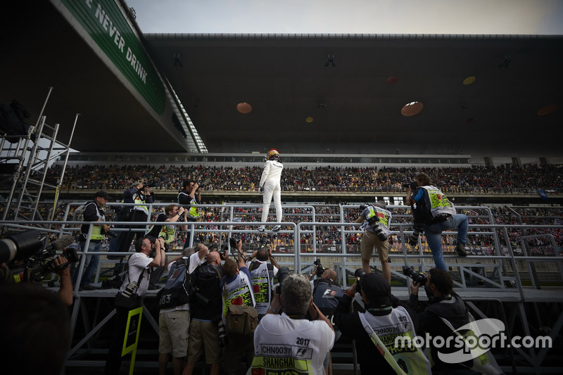 1. Lewis Hamilton, Mercedes AMG, feiert mit Fans