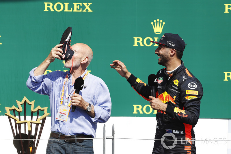 Сэр Патрик Стюарт пьет шампанское из ботинка гонщика Red Bull Racing Даниэля Риккардо