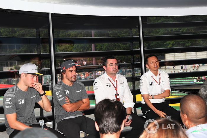 Stoffel Vandoorne, McLaren, Fernando Alonso, McLaren, Eric Boullier, Director de carreras de McLaren y Yusuke Hasegawa, Director de Motorsport de Honda