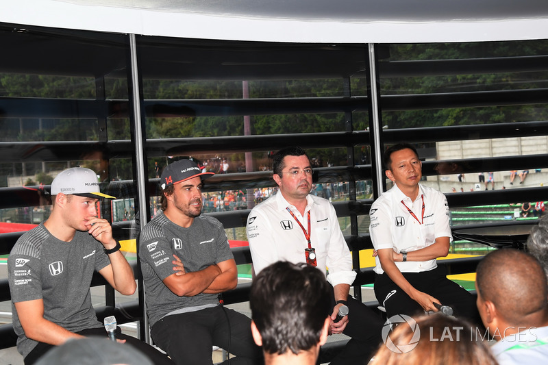 Stoffel Vandoorne, McLaren, Fernando Alonso, McLaren, Eric Boullier, Director de carreras de McLaren y Yusuke Hasegawa, Director de Motorsport de Honda