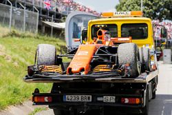 Wagen Stoffel Vandoorne, McLaren MCL32, wordt teruggebracht naar de garage