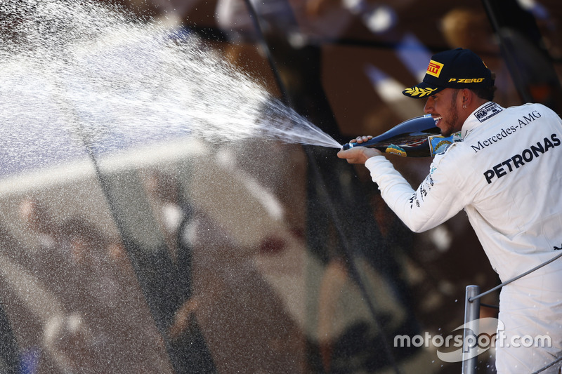 Podium : le vainqueur Lewis Hamilton, Mercedes AMG F1