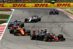 Romain Grosjean, Haas F1 Team VF-17, Fernando Alonso, McLaren MCL32, Pascal Wehrlein, Sauber C36, Lance Stroll, Williams FW40