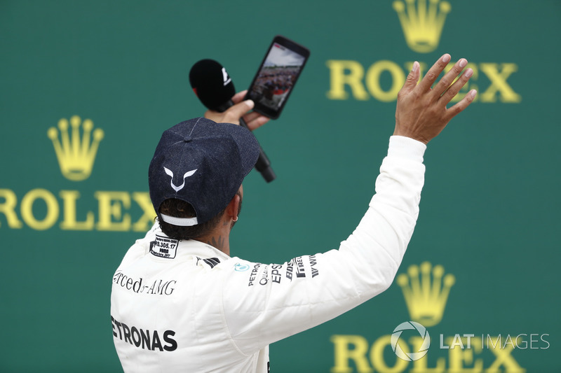 Podio: Ganador de la carrera Lewis Hamilton, Mercedes AMG F1 toma una foto con la multitud en el fon