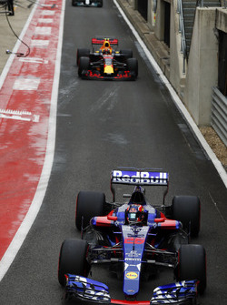 Daniil Kvyat, Scuderia Toro Rosso STR12, Max Verstappen, Red Bull Racing RB13 et Valtteri Bottas, Mercedes AMG F1 W08