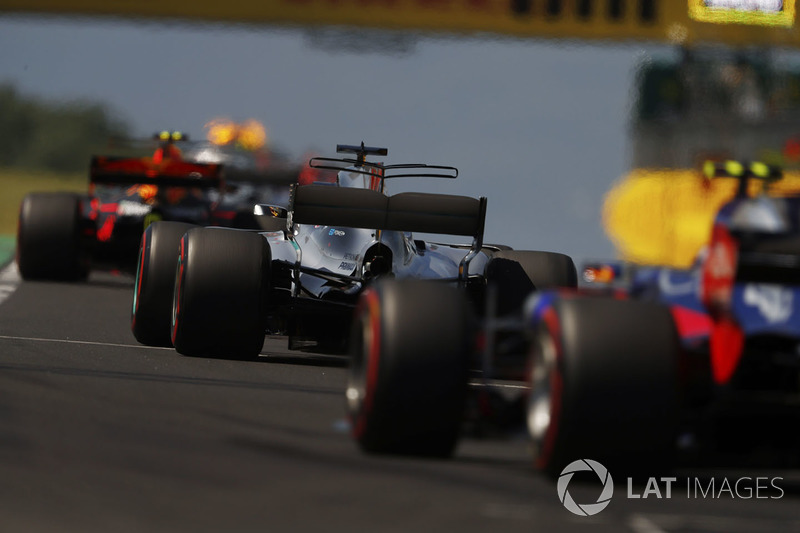 Макс Ферстаппен, Red Bull Racing RB13, Льюіс Хемілтон, Mercedes AMG F1 W08, Карлос Сайнс-молодший, Scuderia Toro Rosso STR12, позаду автомобіля безпеки
