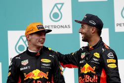 Max Verstappen, Red Bull Racing, ganador de la carrera, y el tercero clasificado, Daniel Ricciardo,