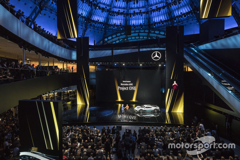 Д-р Дітер Цетше та Льюіс Хемілтон презентують Mercedes-AMG Project ONE