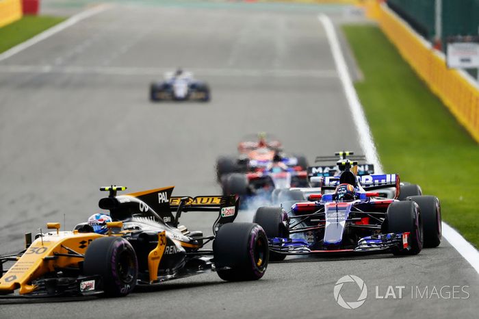 Jolyon Palmer, Renault Sport F1 Team RS17, Carlos Sainz Jr., Scuderia Toro Rosso STR12