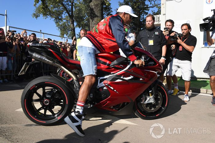 Lewis Hamilton, Mercedes AMG F1 llega al circuito en su moto