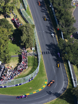 Daniil Kvyat, Scuderia Toro Rosso STR12, Fernando Alonso, McLaren MCL32 y Nico Hulkenberg, Renault S