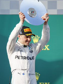 Valtteri Bottas, Mercedes AMG, troisième, avec son trophée