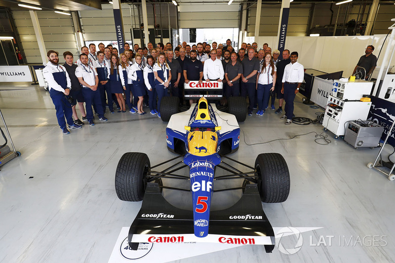  A group photo next to the Williams FW14B Renault 