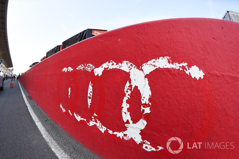 Remaining Audi logo en el pitlane