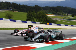 Valtteri Bottas, Mercedes AMG F1 W08 y Sergio Pérez, Sahara Force India F1 VJM10