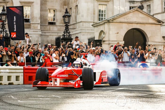 Jenson Button, McLaren, da un paseo a Naomi Campbell en un biplaza