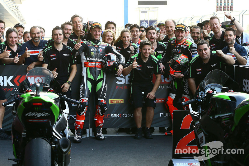 Ganador, Jonathan Rea, Kawasaki Racing, segundo, Tom Sykes, Kawasaki celebra con su equipo