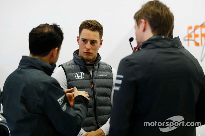 Stoffel Vandoorne, McLaren, con los ingenieros