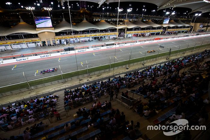 Daniil Kvyat, Scuderia Toro Rosso STR12, Fernando Alonso, McLaren MCL32