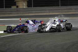 Crash: Lance Stroll, Williams FW40; Carlos Sainz Jr., Scuderia Toro Rosso STR12
