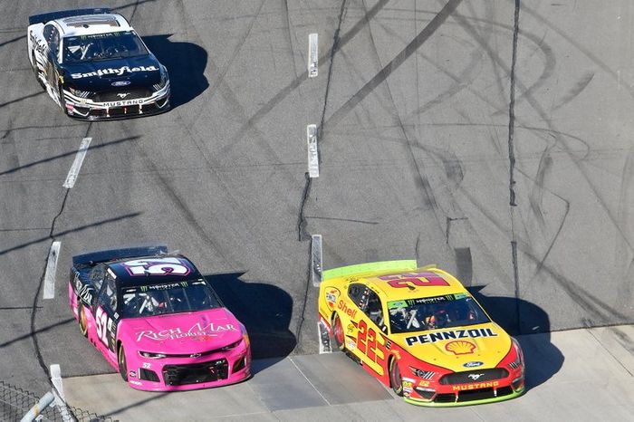 Joey Logano, Team Penske, Ford Mustang Shell Pennzoil, Garrett Smithley, Rick Ware Racing, Chevrolet Camaro RICH MAR FLORIST, Aric Almirola, Stewart-Haas Racing, Ford Mustang Smithfield