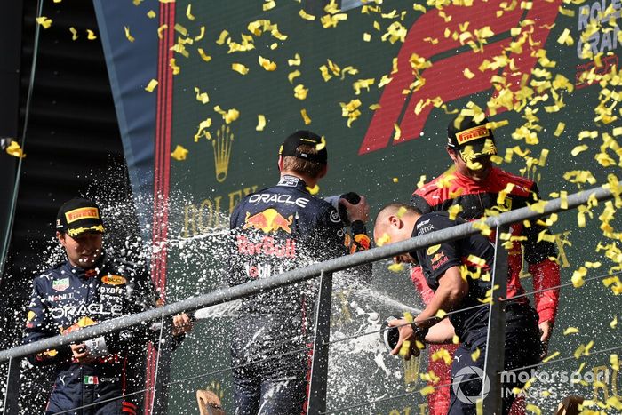 Podio: segundo lugar Sergio Pérez, Red Bull Racing, ganador Max Verstappen, Red Bull Racing, tercer lugar Carlos Sainz, Ferrari