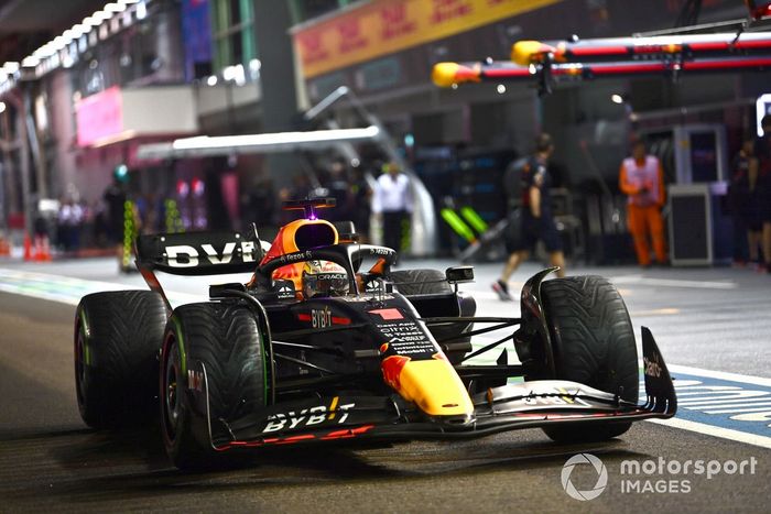 Max Verstappen, Red Bull Racing RB18, sale del garaje