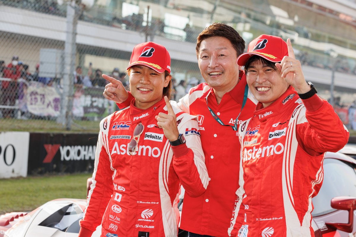 Tsukakoshi celebrates victory at Autopolis with Matsushita and team boss Kaneishi