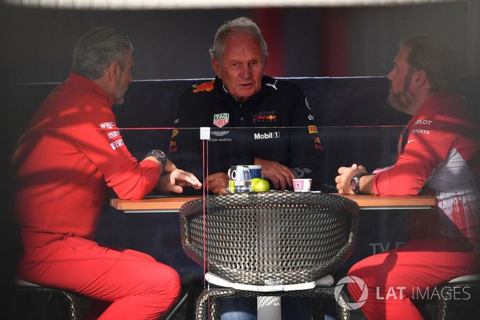 Maurizio Arrivabene, director de Ferrari, Dr Helmut Marko, consultor de Red Bull y Gino Rosato, Ferrari