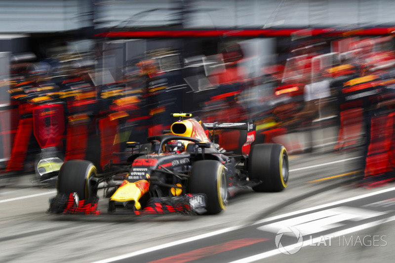Max Verstappen, Red Bull Racing RB14 Tag Heuer, pits
