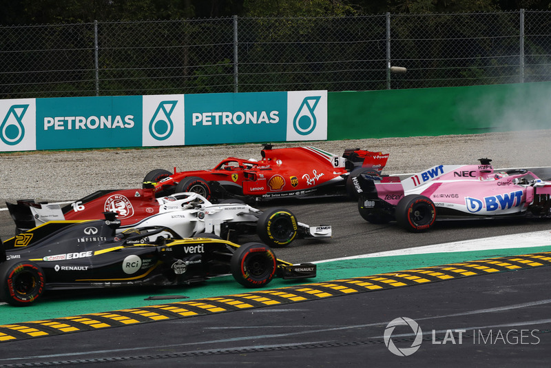 Sebastian Vettel, Ferrari SF71H trompea tras tocarse con Lewis Hamilton, Mercedes AMG F1 W09 en la primera vuelta del GP de Italia