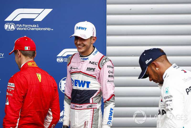 Sebastian Vettel, Ferrari, avec Esteban Ocon, Racing Point Force India VJM1, et le poleman Lewis Hamilton, Mercedes AMG F1