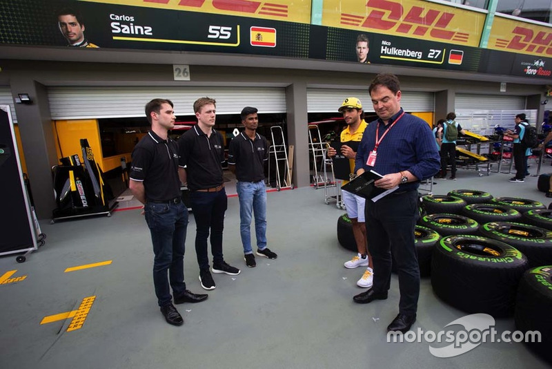 Des participants du programme Infiniti Engineering Academy avec James Allen et Carlos Sainz Jr., Renault Sport F1 Team
