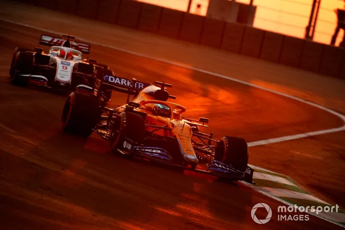 Daniel Ricciardo, McLaren MCL35M, Nikita Mazepin, Haas VF-21