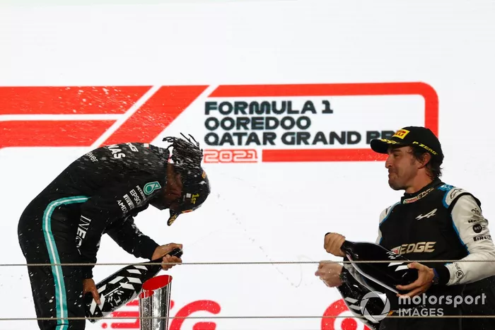 Podio: ganador Lewis Hamilton, Mercedes, tercer lugar Fernando Alonso, Alpine F1