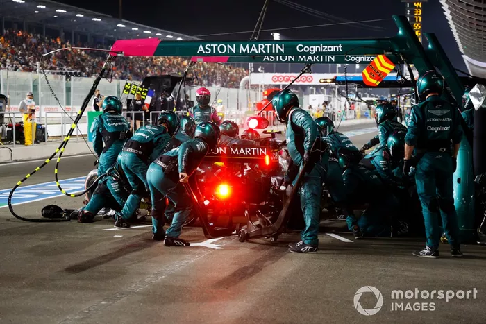 Sebastian Vettel, Aston Martin AMR21, en pits