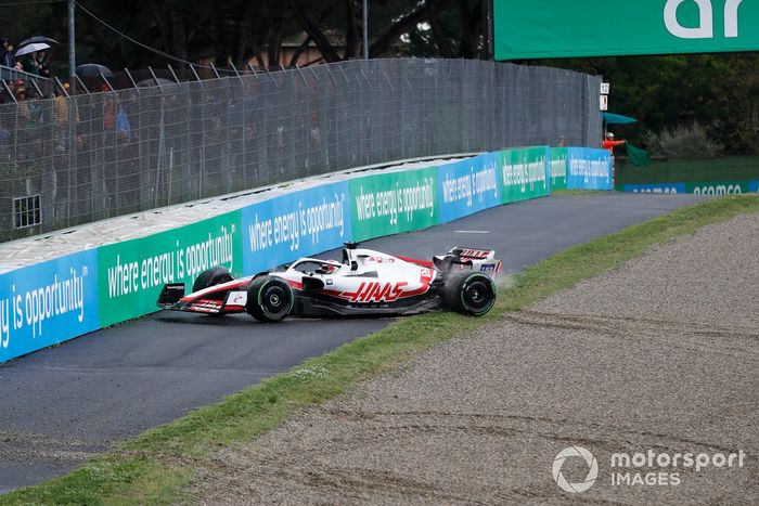 Kevin Magnussen, Haas VF-22, se recupera tras un trompo