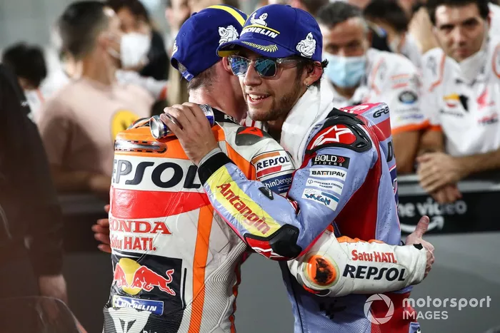 Ganador Enea Bastianini, Gresini Racing, tercer lugar Pol Espargaró, Repsol Honda Team