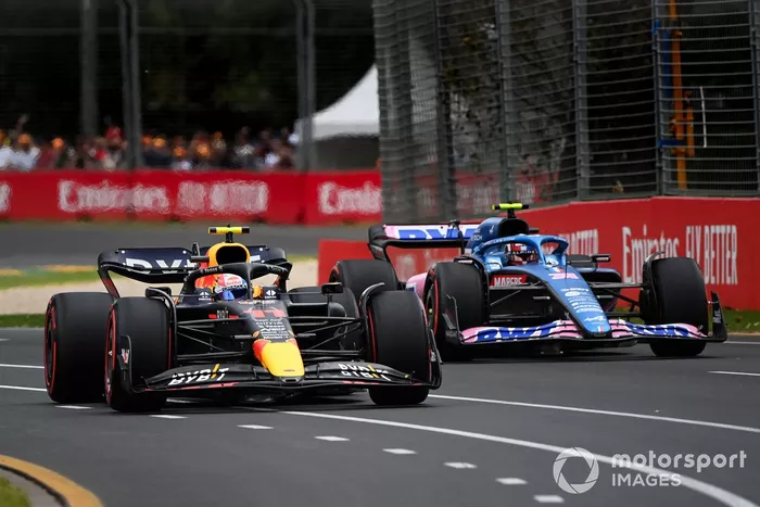 Sergio Pérez, Red Bull Racing RB18, Esteban Ocon, Alpine A522