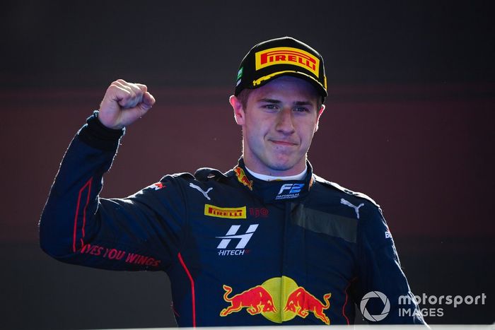 Podio: Juri Vips, Hitech Grand Prix 