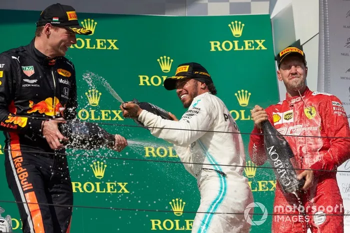 Il secondo classificato Max Verstappen, Red Bull Racing, il primo classificato Lewis Hamilton, Mercedes AMG F1, e il terzo classificato Sebastian Vettel, Ferrari, festeggia con lo Champagne sul podio