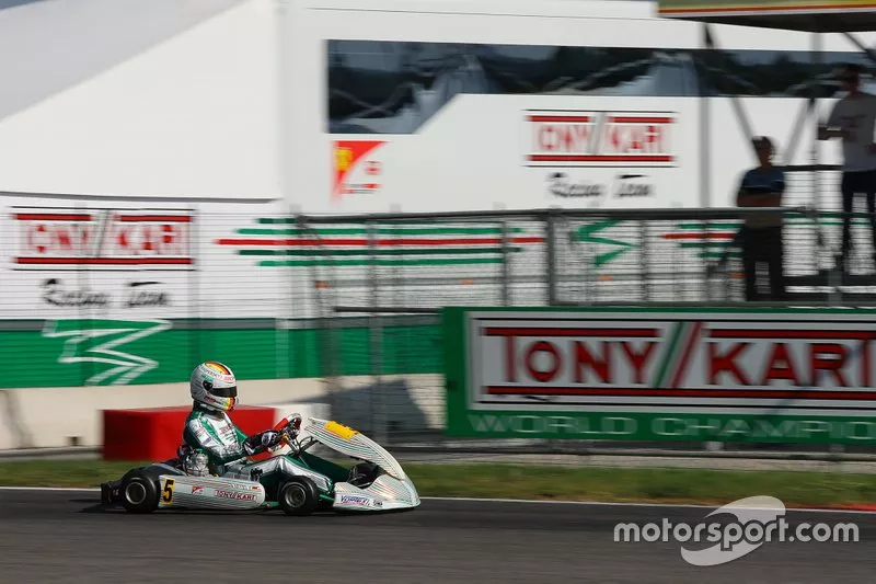 Sebastian Vettel probando con Tony Kart